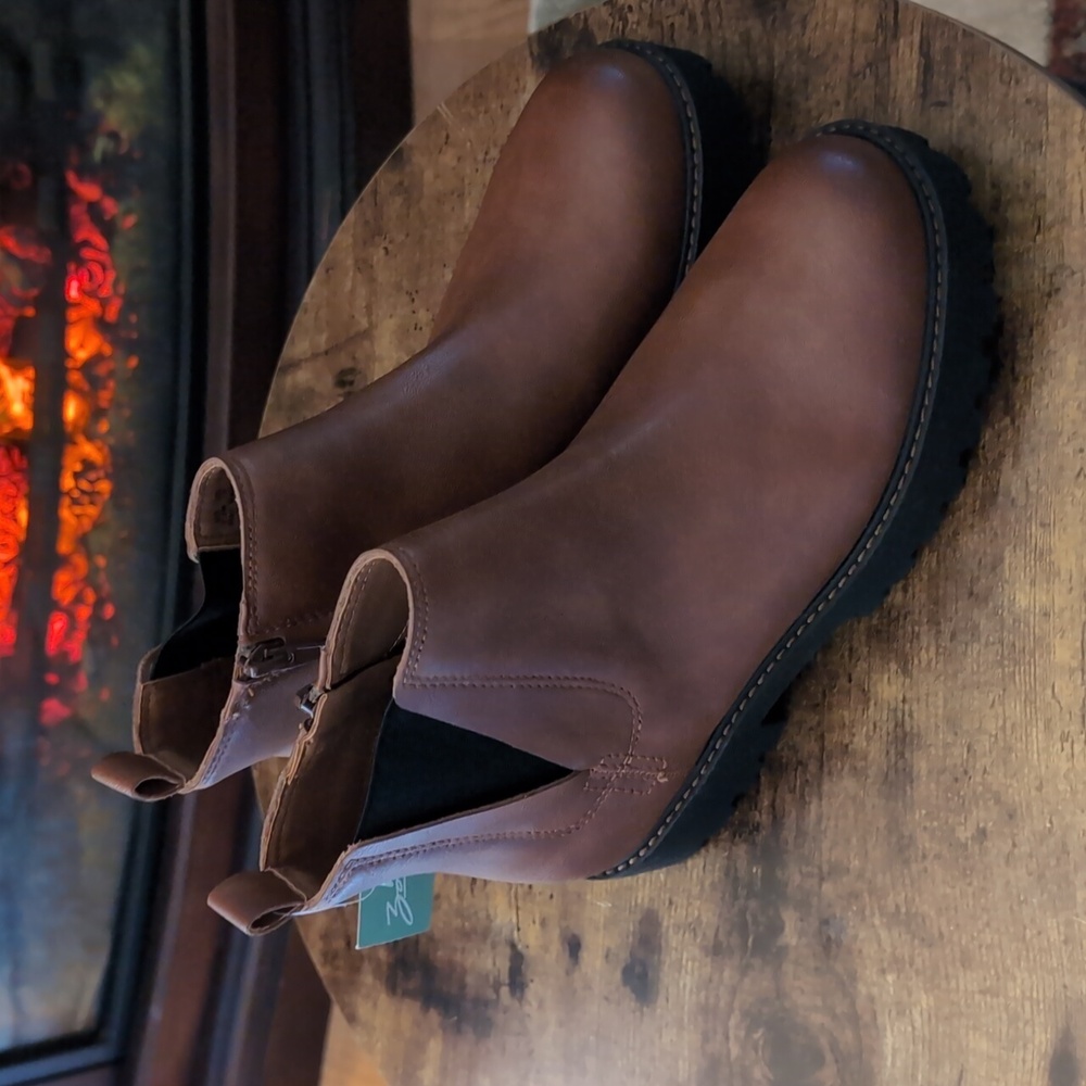 Zodiac Brown Leather Chelsea Ankle Boots Women’s 7.5 NWT Waterproof Lug Sole - Picture 2 of 5